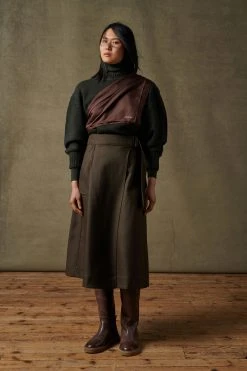 Sœur JUPE SYBILLE - Nouvelle Collection | Jupe Élégante et Moderne 10 Sœur JUPE SYBILLE - Nouvelle Collection | Jupe Élégante et Moderne -soeur Soldes 005 SACHA SIBYLE SAUVAGE NORD CAPUCINE SQUARE 0010