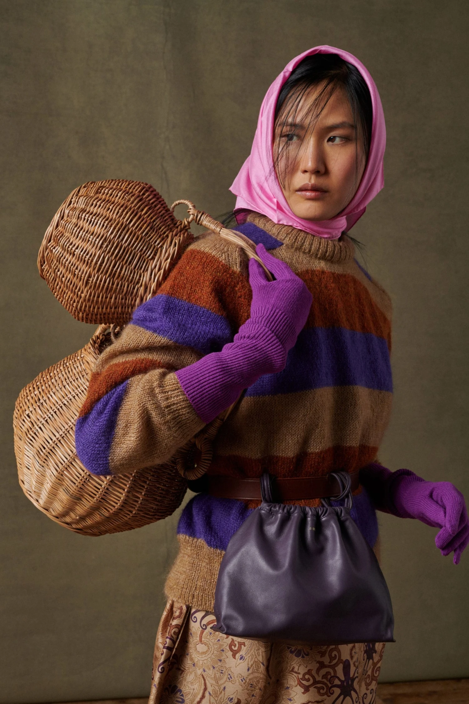 Sœur Foulard Carré - Écharpe en Soie Élégante pour Femme | Accessoires Mode 6 Sœur Foulard Carré - Écharpe en Soie Élégante pour Femme | Accessoires Mode – Image 4