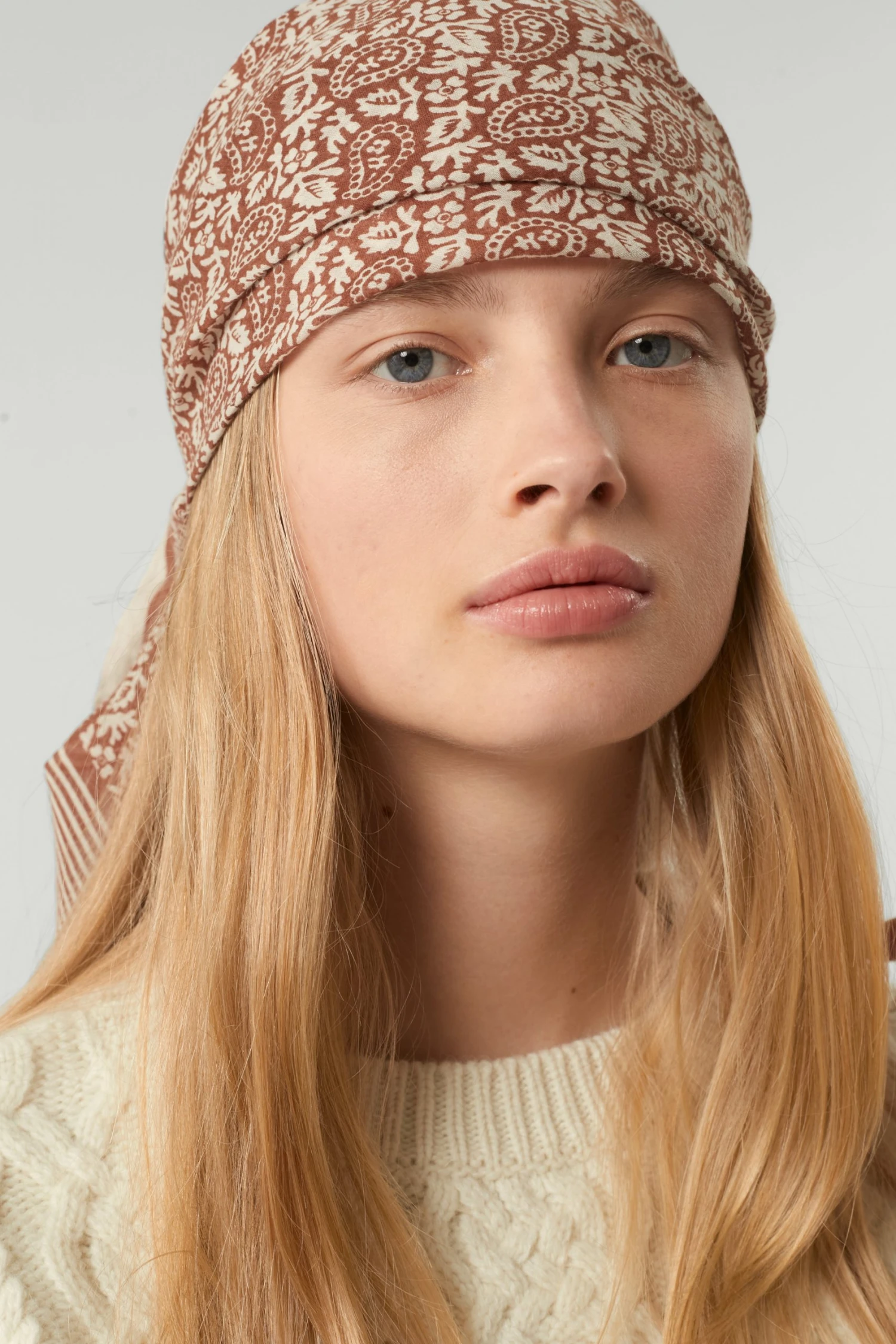 Sœur FOULARD SKY - Écharpe en Soie Élégante pour Femme | Accessoires Mode 5 Sœur FOULARD SKY - Écharpe en Soie Élégante pour Femme | Accessoires Mode – Image 3