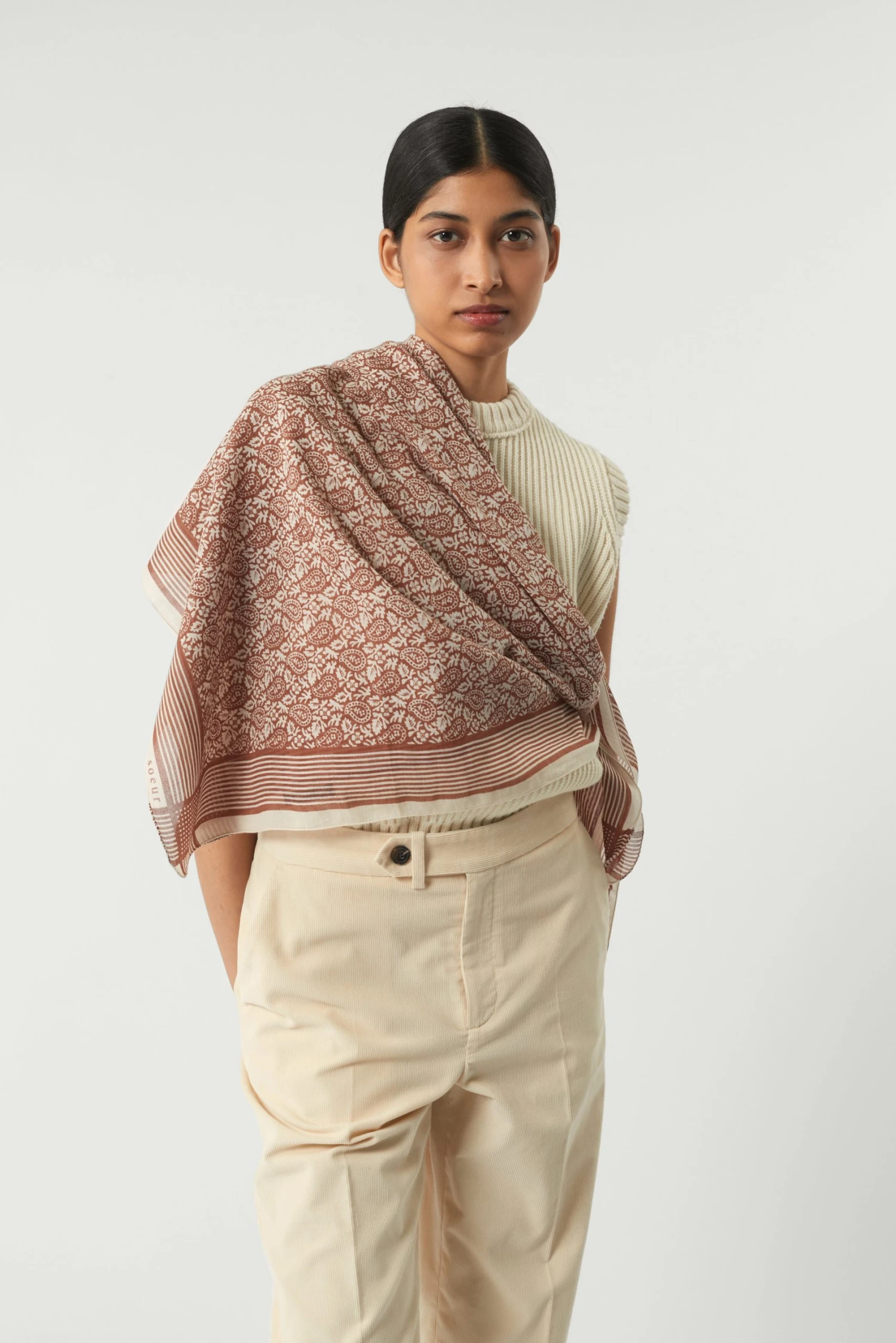 Sœur FOULARD SKY - Écharpe en Soie Élégante pour Femme | Accessoires Mode 6 Sœur FOULARD SKY - Écharpe en Soie Élégante pour Femme | Accessoires Mode – Image 4