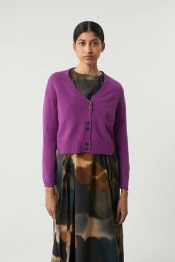 Sœur CARDIGAN SUNNY - Nouvelle Collection | Vêtements Élégants pour Femme 17 Sœur CARDIGAN SUNNY - Nouvelle Collection | Vêtements Élégants pour Femme -soeur Soldes SUNNY SALAMANQUE BERGHAM 0120