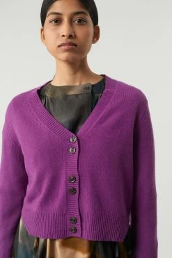 Sœur CARDIGAN SUNNY - Nouvelle Collection | Vêtements Élégants pour Femme 18 Sœur CARDIGAN SUNNY - Nouvelle Collection | Vêtements Élégants pour Femme -soeur Soldes SUNNY SALAMANQUE BERGHAM 0129